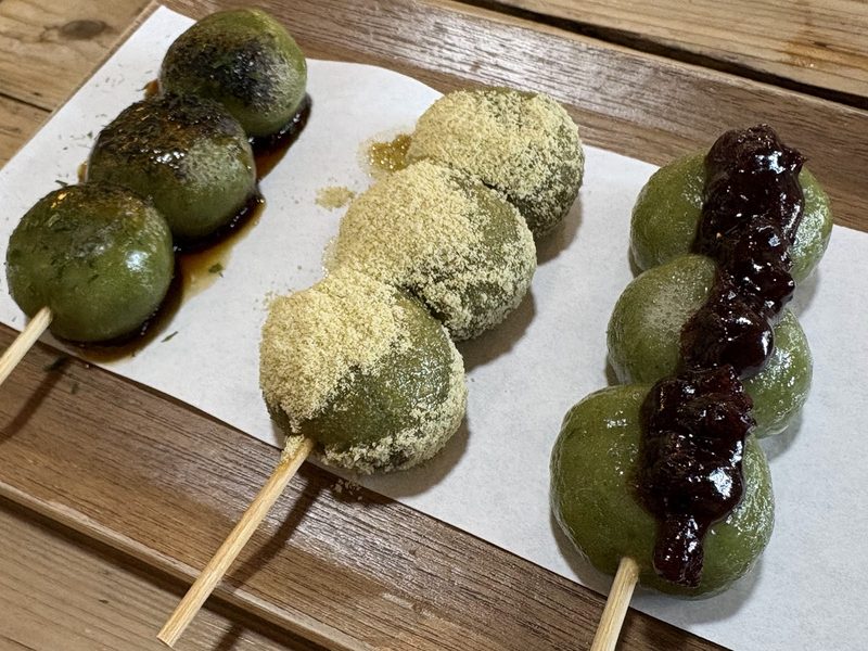 たれ、きなこ、あんこをそれぞれまとった緑色のよもぎ串団子