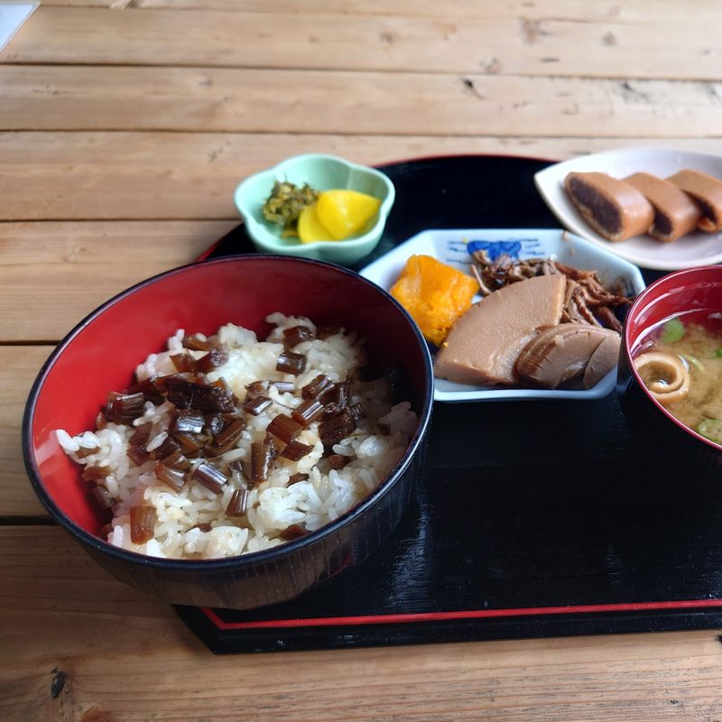 刻んだ具を混ぜたご飯に、みそ汁と小鉢を添えた定食