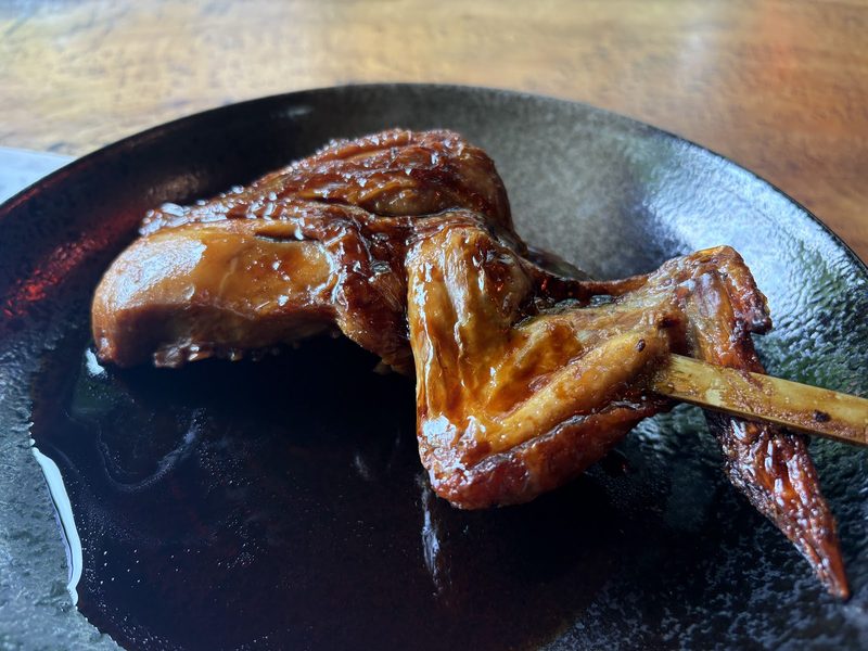 たれをからめて焼いた串刺しの手羽