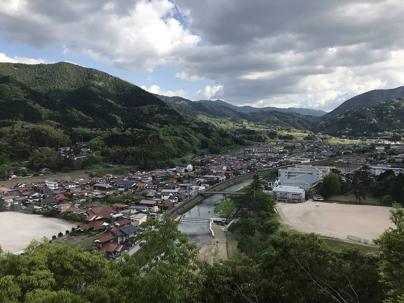 山に囲まれた谷に家並みが広がる津和野の町を、高台の神社から見下ろした眺め